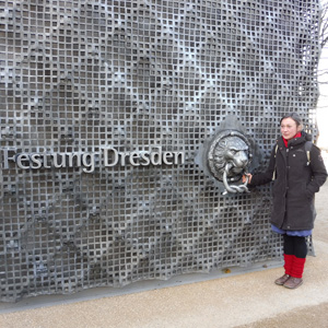 Eine Person steht am Eingang zur Festung Dresden