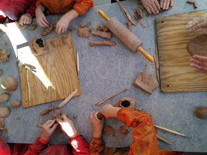 Kinder arbeiten mit Keramik