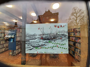 Kalenderbild mit verschneiten Booten im Fenster der Pieschener Bibliothek