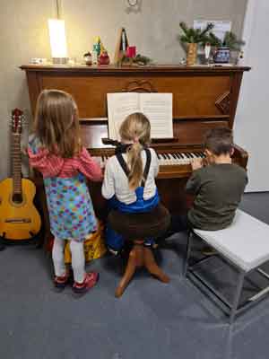 Kinder lernen das Instrument kennen.